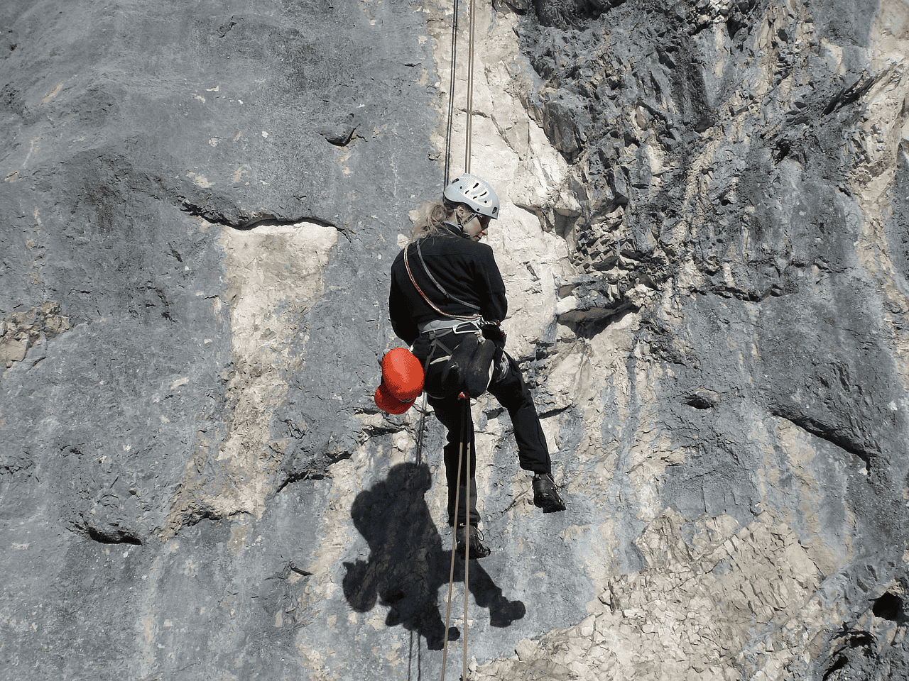 What is Nylon Rope? (Learn its History, Benefits, Applications, and more!) 9 A woman climber using nylon rope as a climbing rope