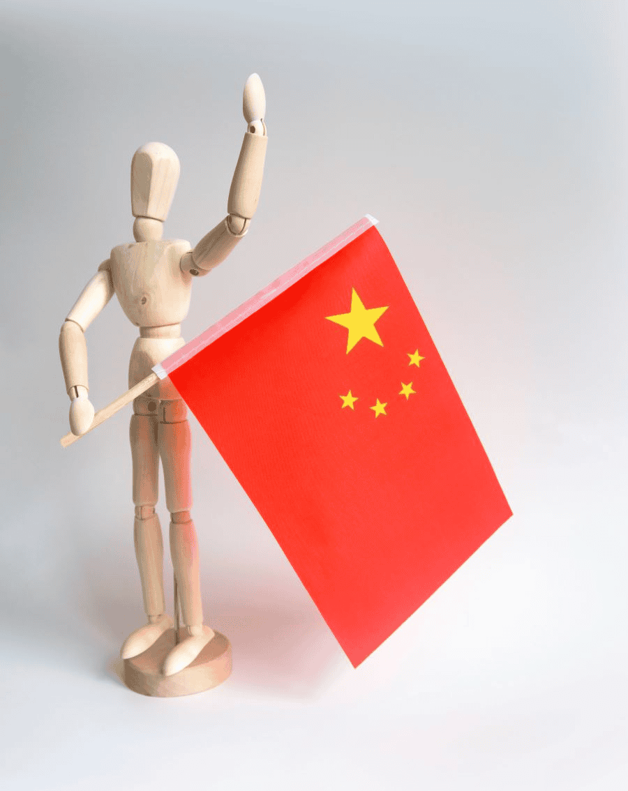 How to Import Paracord from China to Switzerland (Plus Paracord Manufacturer Options for Your Business) 4 Paracord manufacturing: wooden mannequin holding a small Chinese flag.