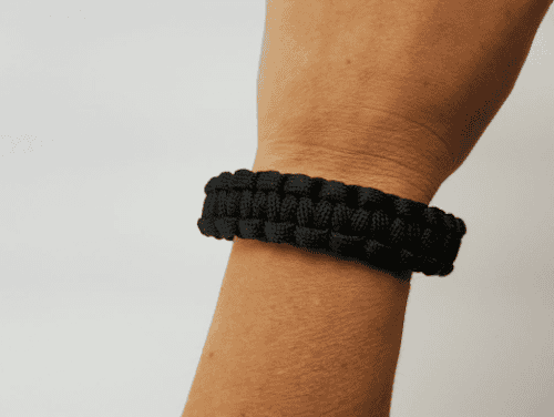 You can buy this hypersimplified paracord bracelet from Multitoolsmarkt.