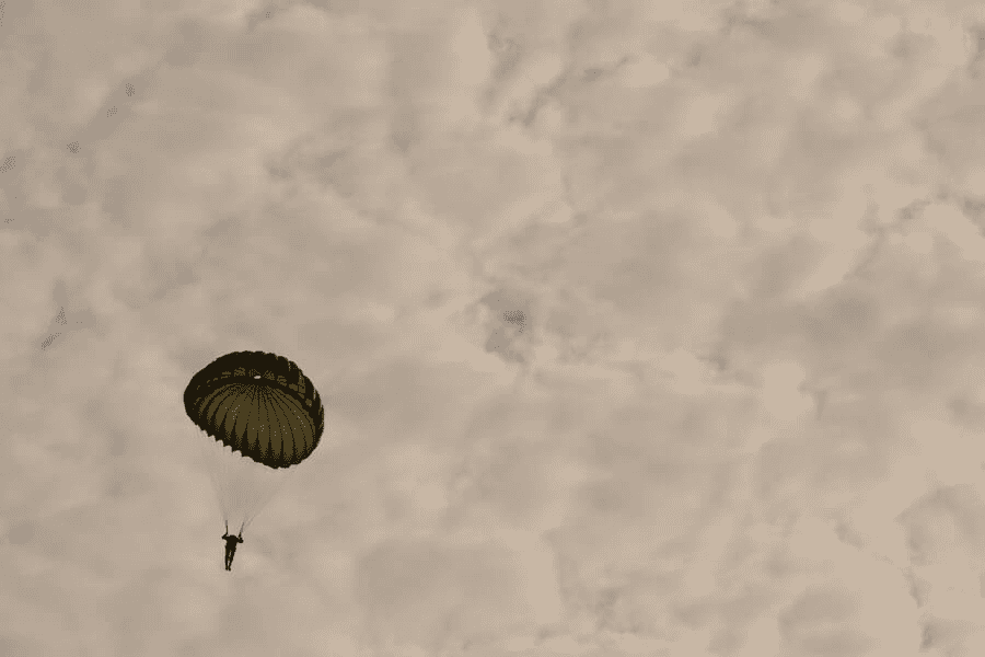 Paracord factory: paratrooper in the sky.