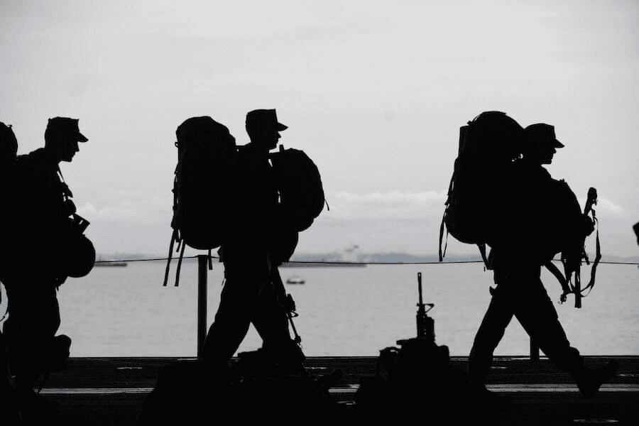 Paracord wholesale: Silhouette of soldiers walking.