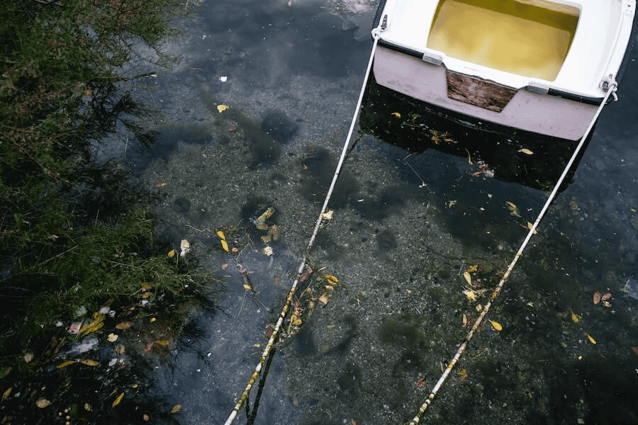 Paracord wholesale: White small boat on a lake.