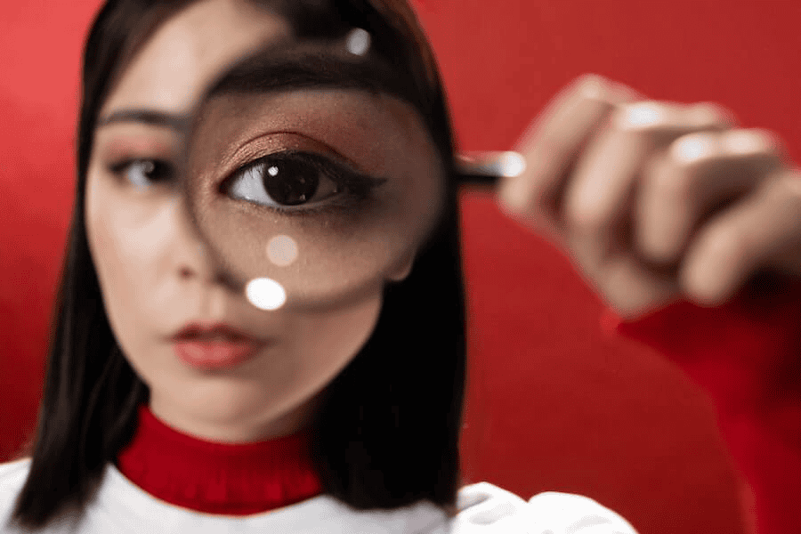 Paracord manufacturing: Woman holding magnifying glass.